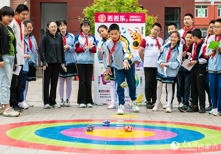 呼和浩特市玉泉區恆昌店巷小學五裡營校區心理游園會活動現場，學生正在參加“解壓丟丟樂”趣味游戲。丁根厚攝