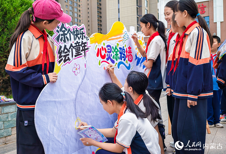 呼和浩特市玉泉區恆昌店巷小學五裡營校區心理游園會活動現場，學生正在參加“心靈涂鴉”項目。丁根厚攝