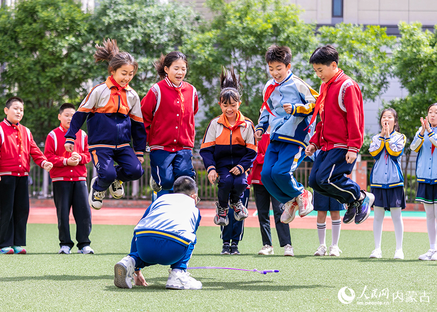 呼和浩特市玉泉區恆昌店巷小學五裡營校區心理游園會活動現場，學生正在參加“開心掃掃樂”趣味游戲。丁根厚攝