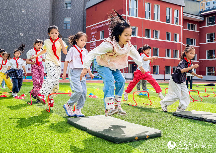 5月26日，內蒙古呼和浩特市玉泉區小召小學的學生在體育課上進行體能訓練。丁根厚攝