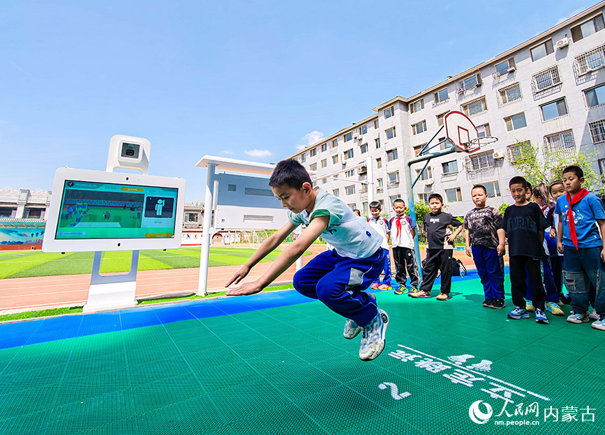 5月26日，內蒙古呼和浩特市玉泉區小召小學的學生在“AI智慧操場”練習立定跳遠。丁根厚攝