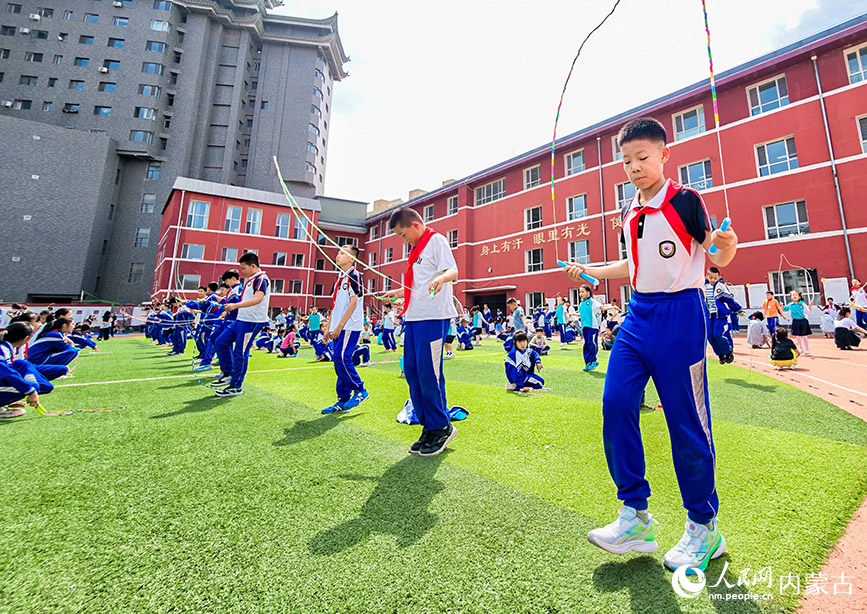 5月26日，內蒙古呼和浩特市玉泉區小召小學的學生在大課間進行跳繩練習。丁根厚攝