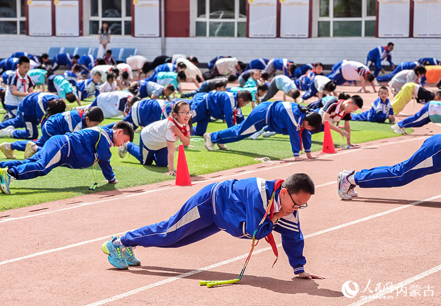 5月26日，內蒙古呼和浩特市玉泉區小召小學的學生在大課間進行素質體能操練習。丁根厚攝