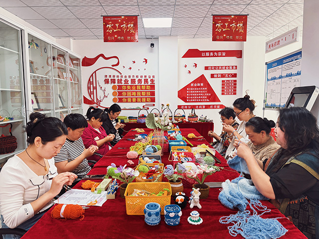 通辽市科左中旗：一根针一团线 织出“增收路”在内蒙古通辽市科左中旗零工市场内，没有机器轰鸣，只有毛线在钩针间穿梭的“沙沙”声，像春蚕咀嚼桑叶。这里的每一针都带着温度，每一线都系着梦想。【详细】 