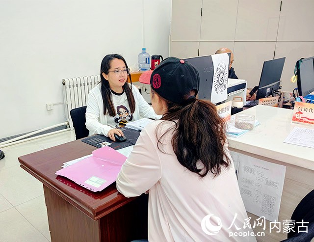 包头市振兴社区就业专员为居民办理失业登记，提供就业服务。王海霞摄