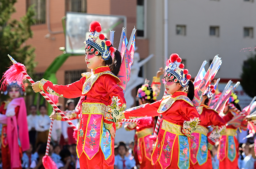 呼和浩特市賽罕區巨華第二小學京劇社團的小演員表演少兒京劇舞蹈《京韻》。王正攝