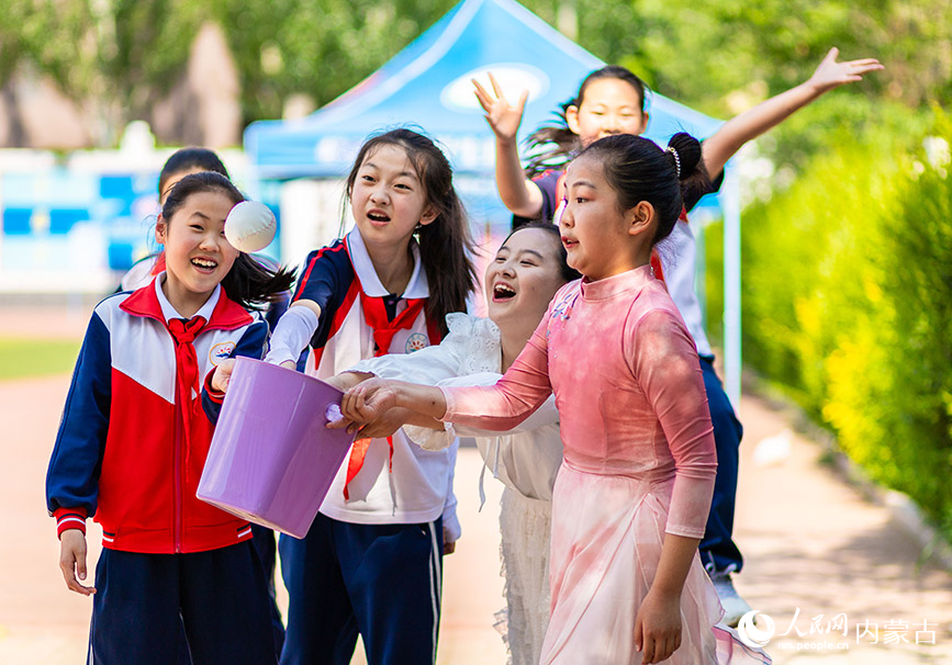 5月29日，內蒙古呼和浩特市玉泉區石東路小學學生在操場上參加“快樂拋接球”趣味游戲，歡慶“六一”國際兒童節。丁根厚攝