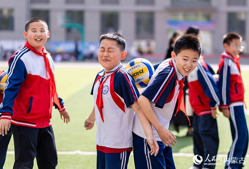 5月29日，內蒙古呼和浩特市玉泉區石東路小學學生在操場上參加“背夾球”趣味游戲，歡慶“六一”國際兒童節。丁根厚攝