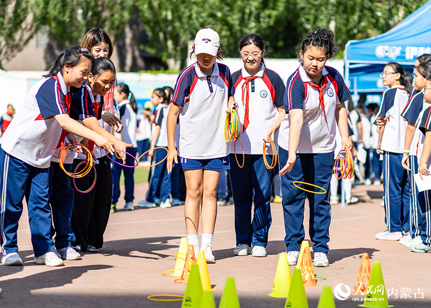 5月29日，內蒙古呼和浩特市玉泉區石東路小學學生在操場上參加“套圈圈”趣味游戲，歡慶“六一”國際兒童節。丁根厚攝