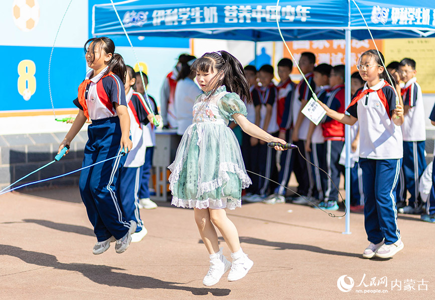 5月29日，內蒙古呼和浩特市玉泉區石東路小學學生在操場上參加跳繩比賽。丁根厚攝