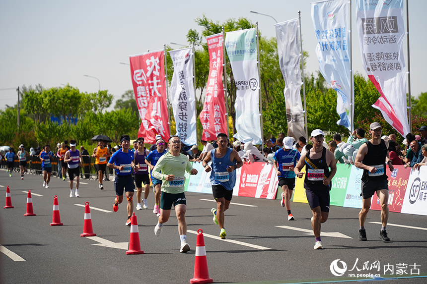 向著終點沖刺的參賽選手。人民網記者 張雪冬攝