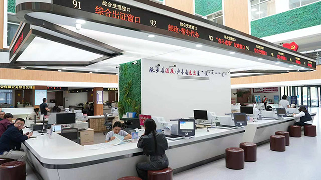 （↑↑霍林郭勒市政務服務大廳 “幫辦代辦” 等綜合服務窗口，為重點項目提供全流程政務服務保障。拍攝：張沖）