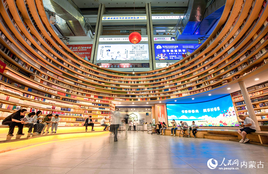 學生在呼和浩特青城閱立方參加《書店尋寶·春假探秘大冒險》活動。王正攝