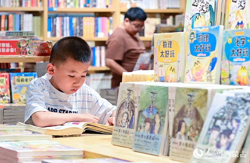 學生在呼和浩特青城閱立方參加《書店尋寶·春假探秘大冒險》活動。王正攝