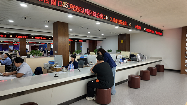 工程建設綜合窗口辦理業務。郭喜超攝