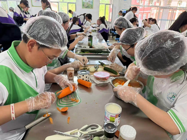同学们化身“厨房小能手”，制作美味凉菜。赖玉苹摄