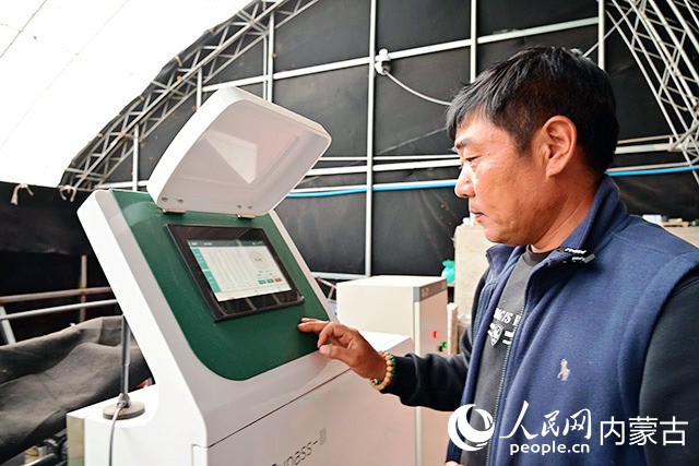 东秀斌查看水肥一体化系统。人民网记者 寇雅楠摄