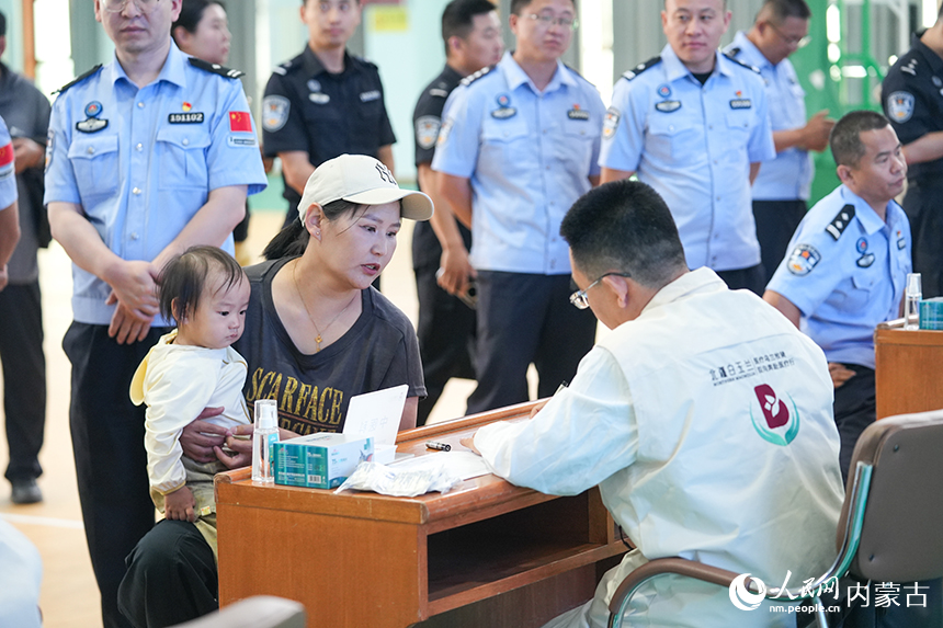 医疗专家为民警家属进行诊疗。