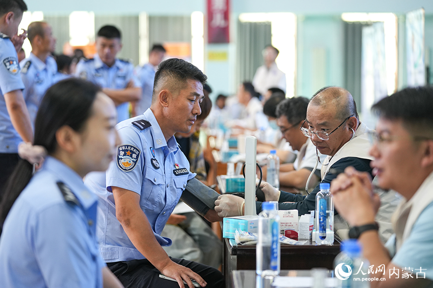 医疗专家为驻守边境的移民管理警察进行诊疗。