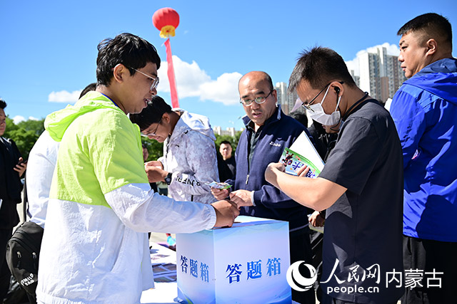 市民参与安全知识答题活动。人民网记者寇雅楠摄