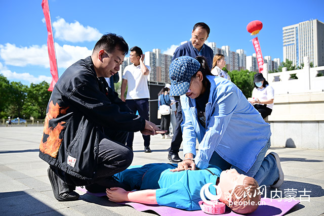 市民学习急救技能。人民网记者 寇雅楠摄