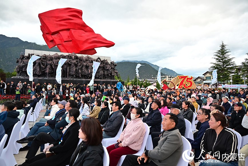 现场参加活动的市民和游客。人民网记者 寇雅楠摄