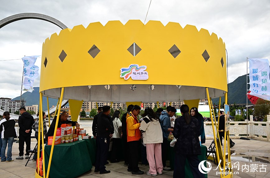 林芝市民游客在鄂尔多斯特产展区进行品尝选购。人民网记者 寇雅楠摄