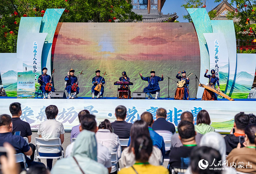 6月13日，演員在“文化和自然遺產日”開幕式上表演蒙古族呼麥。丁根厚攝
