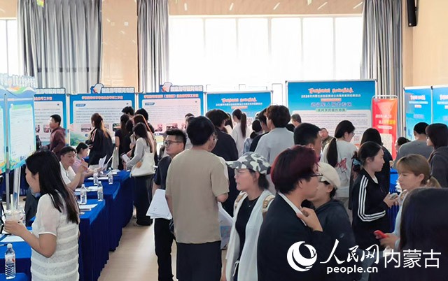 招聘会现场。实习生 张美茹摄