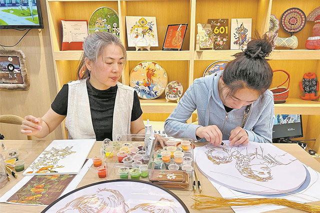 手工藝人現場創作、交流技藝。