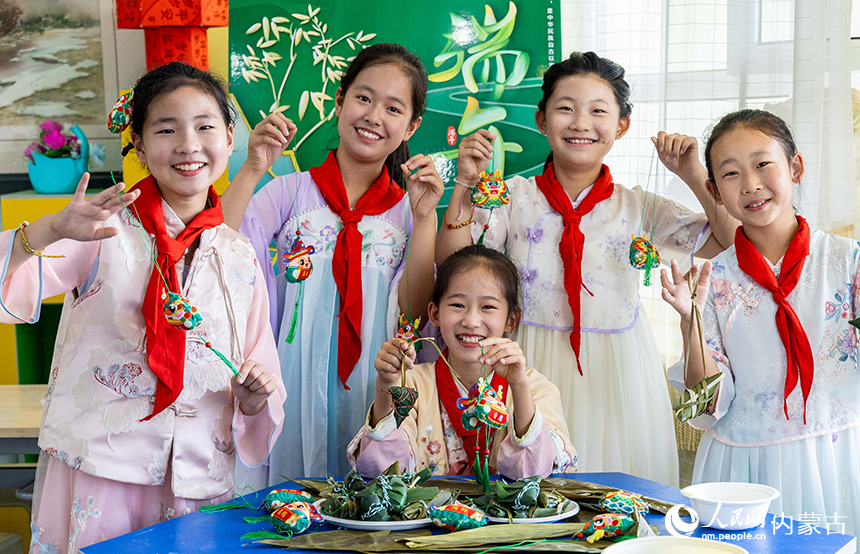 呼和浩特市玉泉區五塔寺東街小學“我們的節日·端午”主題活動現場，學生們在制作展示端午香囊和粽子。丁根厚攝