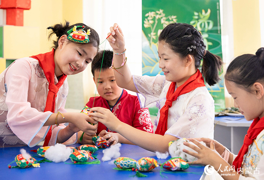 呼和浩特市玉泉区五塔寺东街小学“我们的节日·端午”主题活动现场，学生在制作端午香囊。丁根厚摄