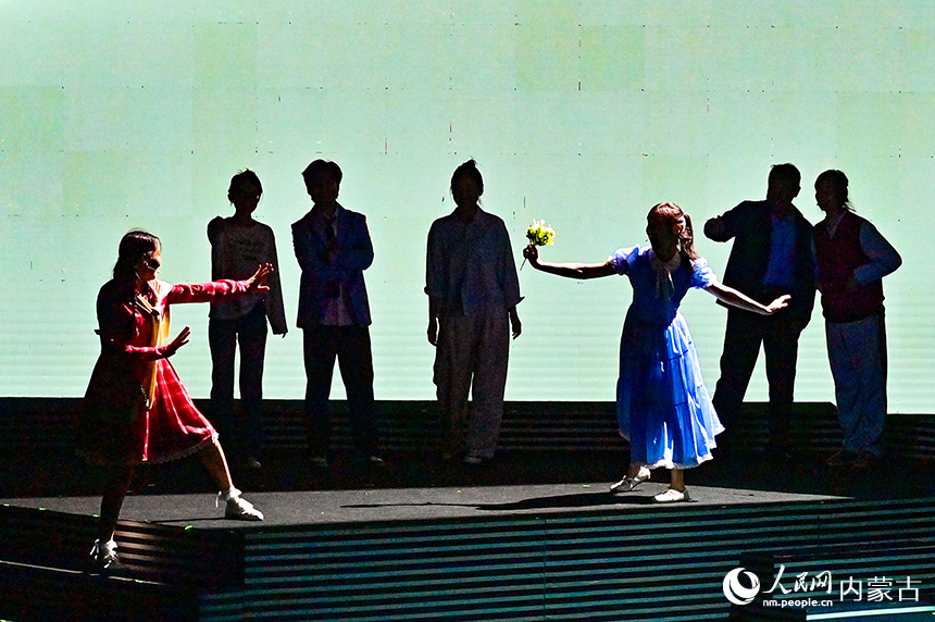 演员在话剧《花季不沉默》中表演。王正摄