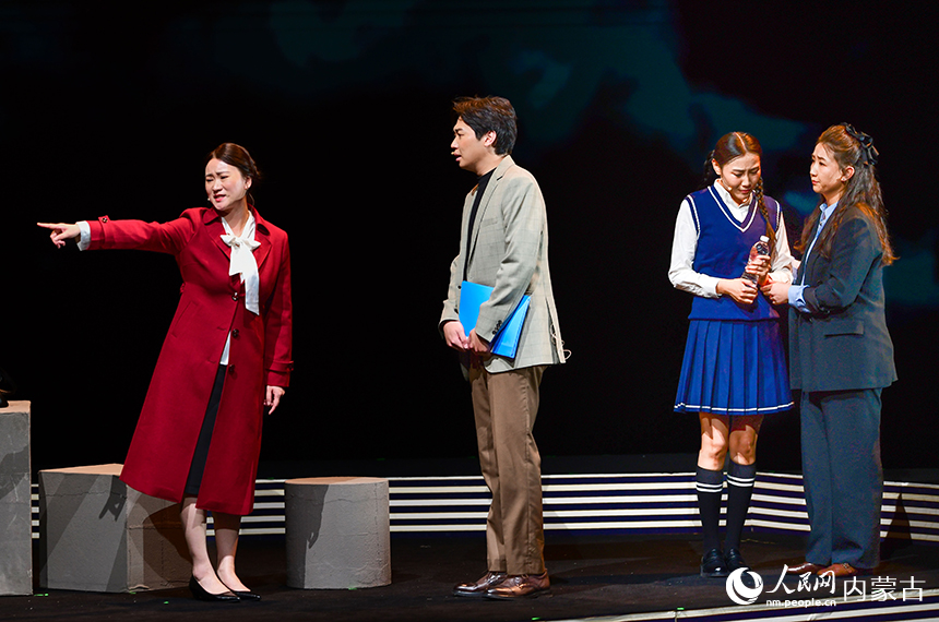 演员在话剧《花季不沉默》中表演。王正摄