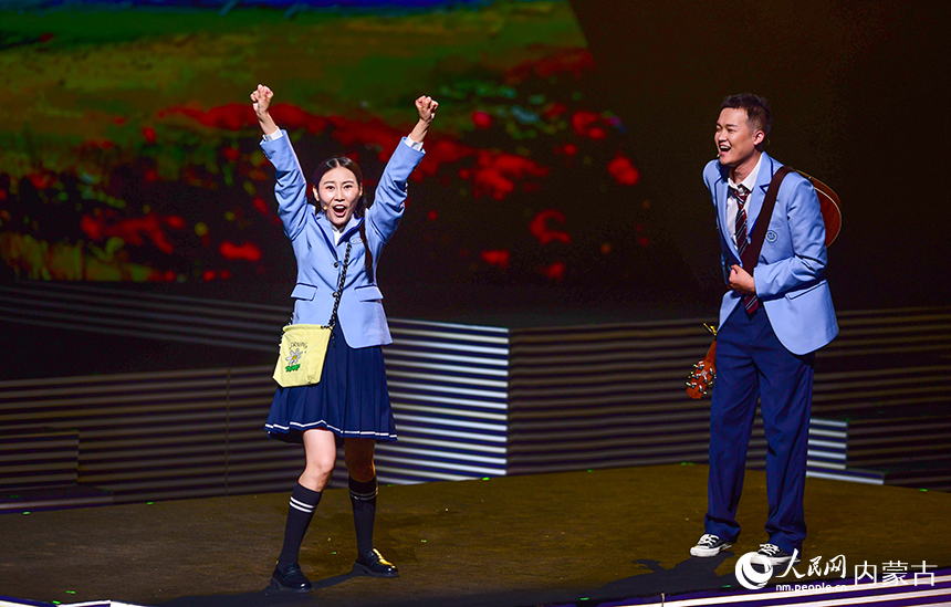 演员在话剧《花季不沉默》中表演。王正摄