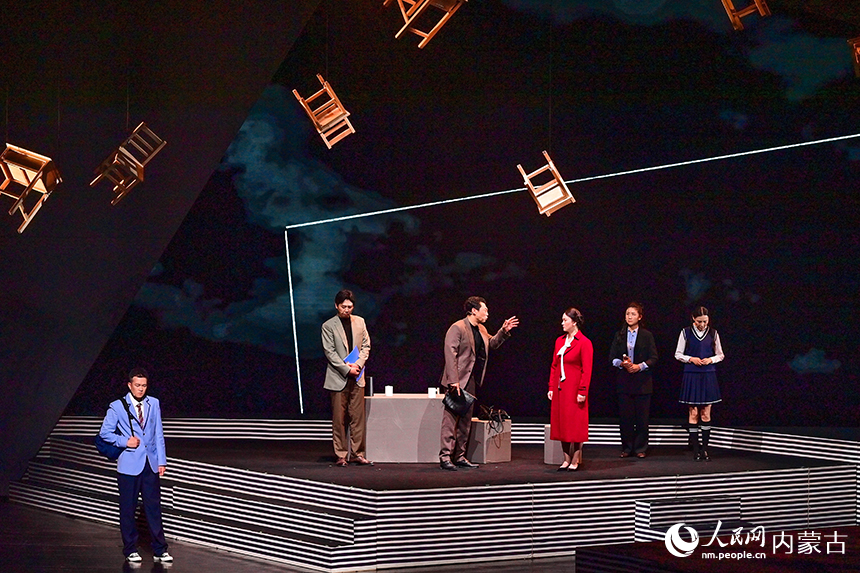 演员在话剧《花季不沉默》中表演。王正摄