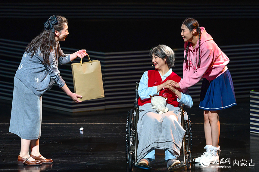 演員在話劇《花季不沉默》中表演。王正攝