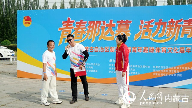 世界女子拳击锦标赛三冠王杨晓丽（右1）结合自身运动生涯经历，与新兴领域青年分享拼搏奋进、永不言弃的体育故事。人民网记者 刘艺琳摄