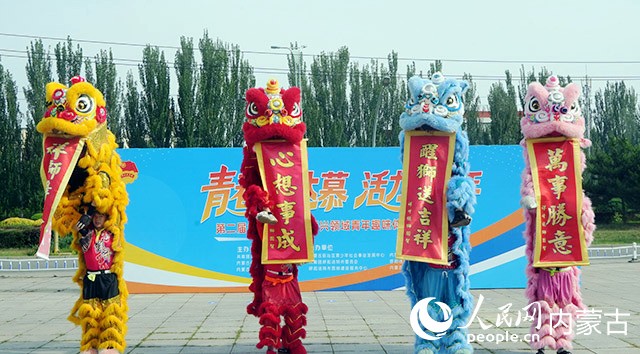 活动现场，精彩的节目展演轮番上演，点燃全场氛围。人民网记者 张力洋摄