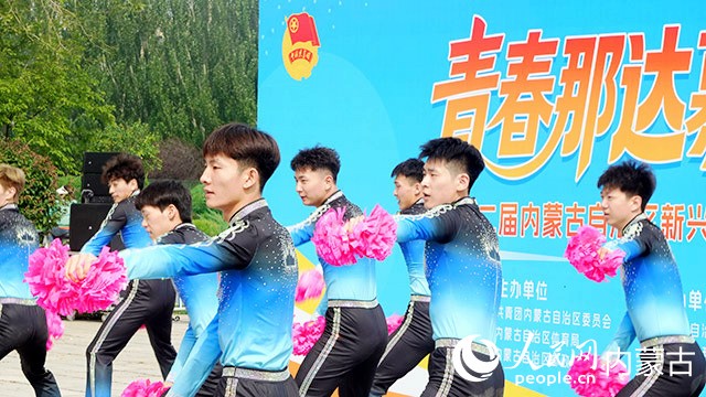 活动现场，精彩的节目展演轮番上演，点燃全场氛围。人民网记者 刘艺琳摄
