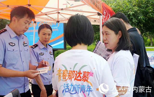 活动现场设立了宣传区、文创产品展示区以及项目推介区。人民网记者 刘艺琳摄