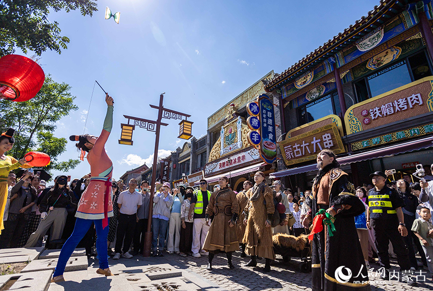 呼和浩特市玉泉区塞上老街旅游休闲街区，《驼道》实景表演吸引众多游客驻足观看。丁根厚摄