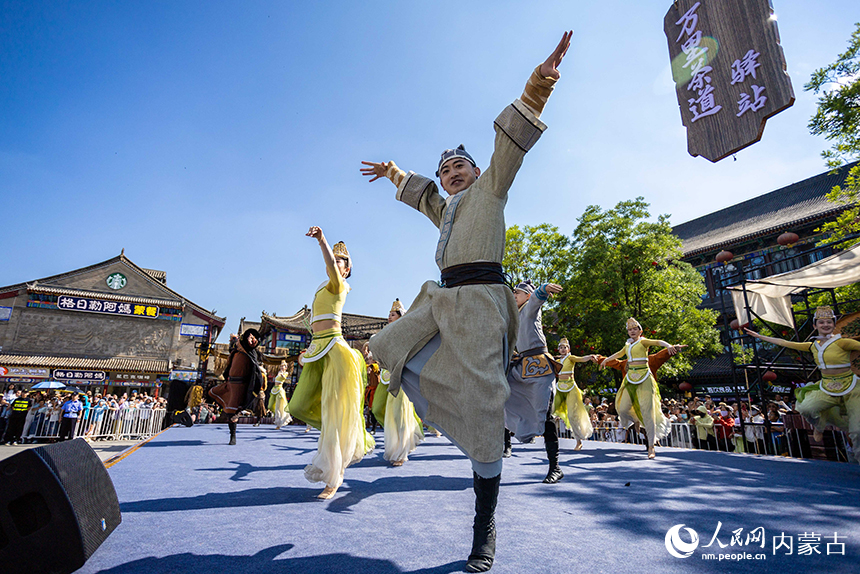 呼和浩特市玉泉区塞上老街旅游休闲街区，参加《驼道》主题巡游的演员在进行表演。丁根厚摄