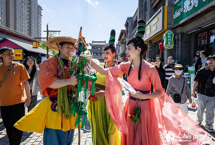 呼和浩特市玉泉区塞上老街旅游休闲街区，参加《驼道》主题巡游的演员在进行实景表演。丁根厚摄