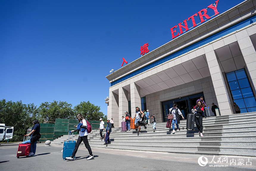 二连浩特公路口岸出入境旅客络绎不绝。杨金烨摄
