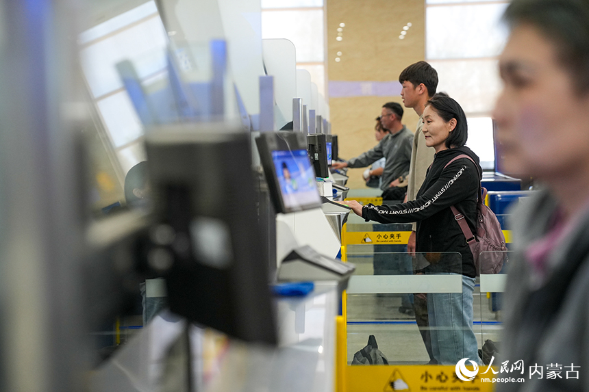二连出入境边防检查站移民管理警察有序为旅客办理通关手续。杨金烨摄