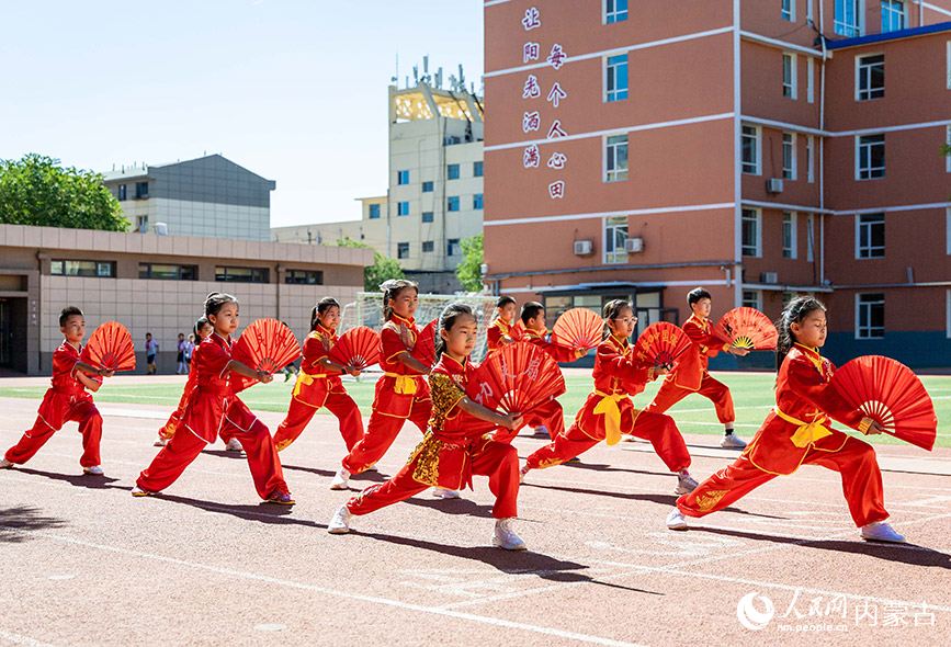 6月24日，内蒙古呼和浩特市玉泉区南茶坊小学，学生们在练习功夫扇。丁根厚摄