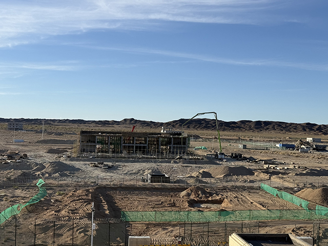 乌力吉口岸援建项目施工现场，施工人员抢抓工期推进联检楼主体工程搭建。