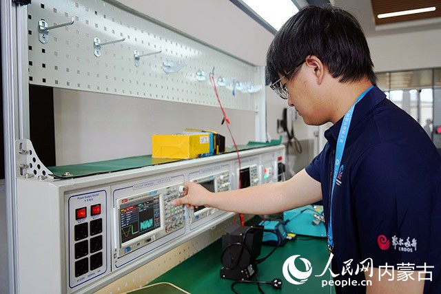 参加电子技术竞赛选手调试精密仪器。人民网记者 张雪冬摄