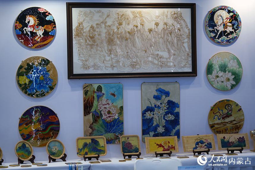 活动现场精美的展品。人民网记者 张雪冬摄